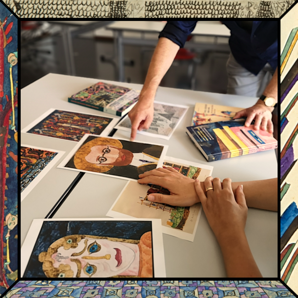 Ausgedruckte Bilder von Paul Goesch liegen auf einem Tisch. 4 Hände von 2 Personen sind zu sehen. Eine Person zeigt auf ein Selbstporträt des Künstler.