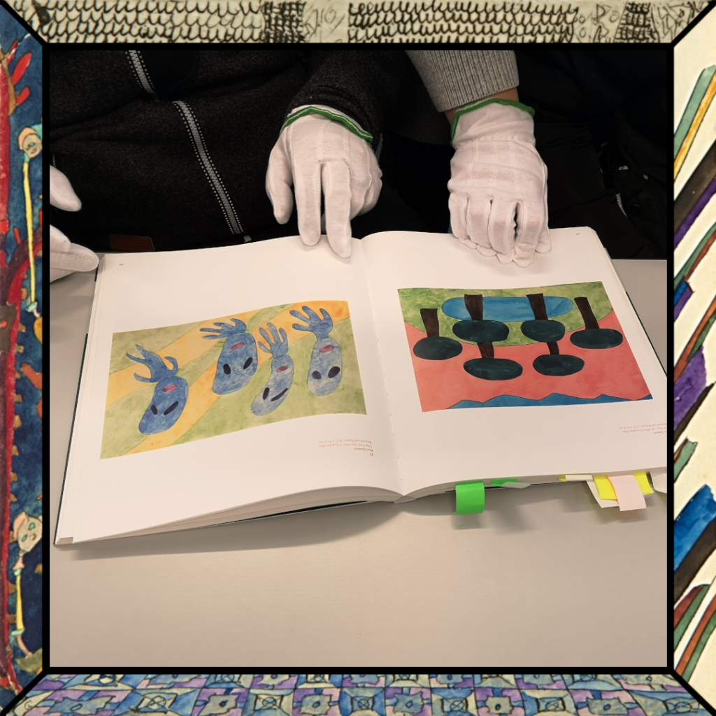 Hände in weißen Archivhandschuhen blättern durch einen Katalog mit Werken Paul Goeschs. Auf einer Doppelseite ist links der Gebirgssee zu sehen. Auf der rechten Seite zeigt ein Werk vier Geister-artige blaue Wesen vor einem grün-gelben Hintergrund.