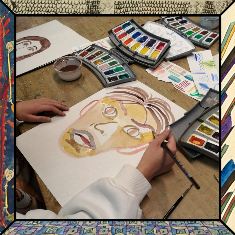Eine Hand mit Pinsel malt ein in erdigen Tönen gehaltenes Porträt mit aufgerissenen Augen und erstauntem Gesichtsausdruck.