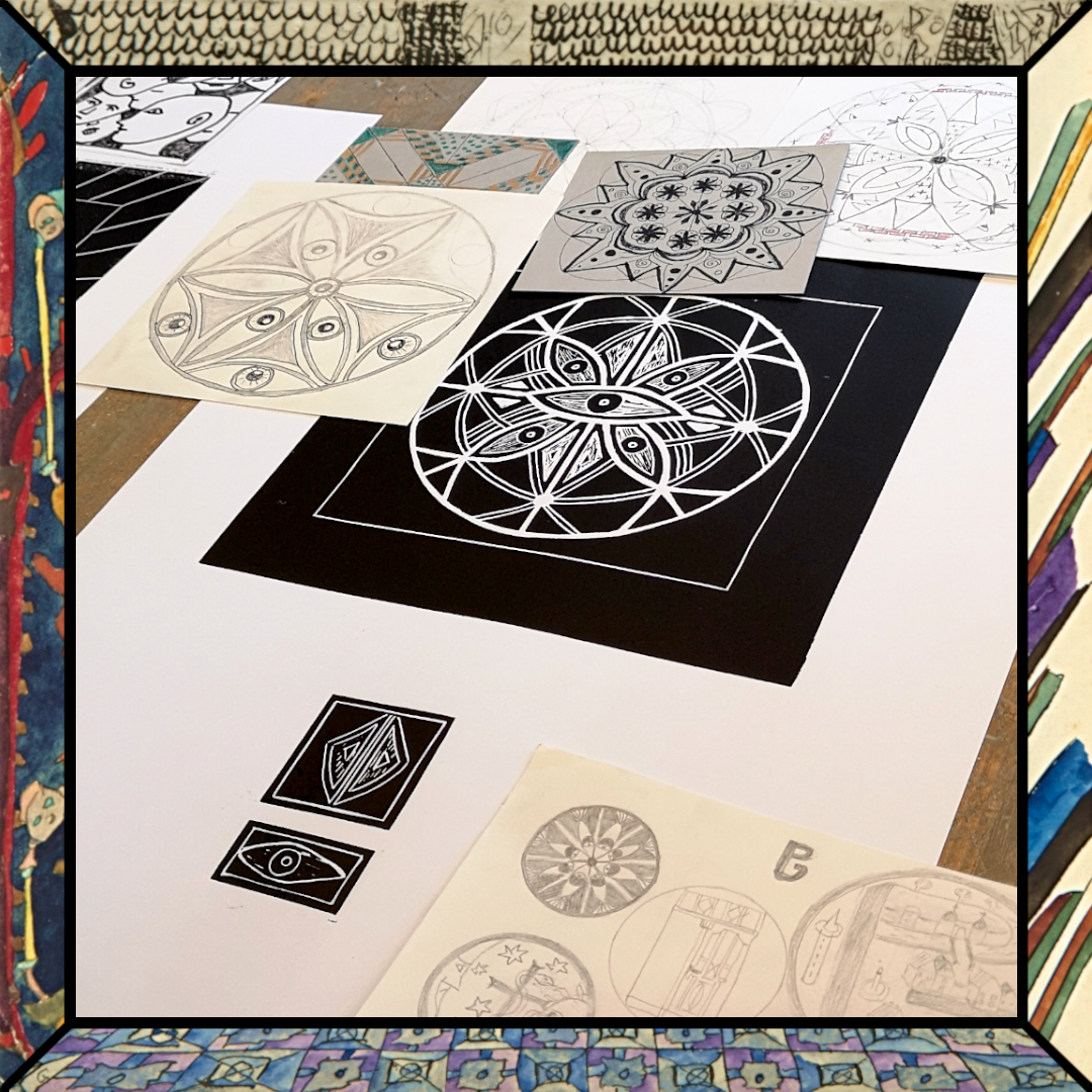 Ein Linoldruck zeigt fünf Augen, die mit Linien und geometrischen Formen eine Art Mandala bilden. Daneben Bleistift-Vorskizzen.