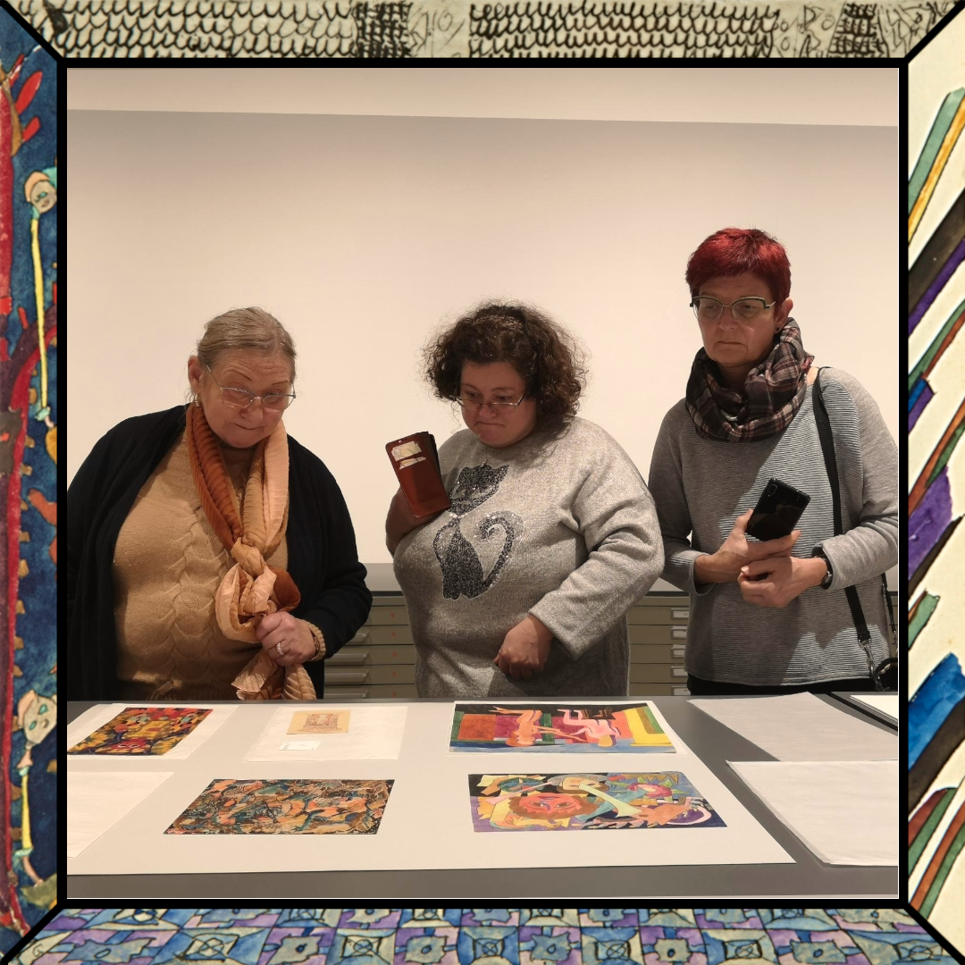 Drei weibliche ehranmtliche Ausstellungsmacher:innen stehen an einem Tisch und begutachten Goesch-Originale thumbnail