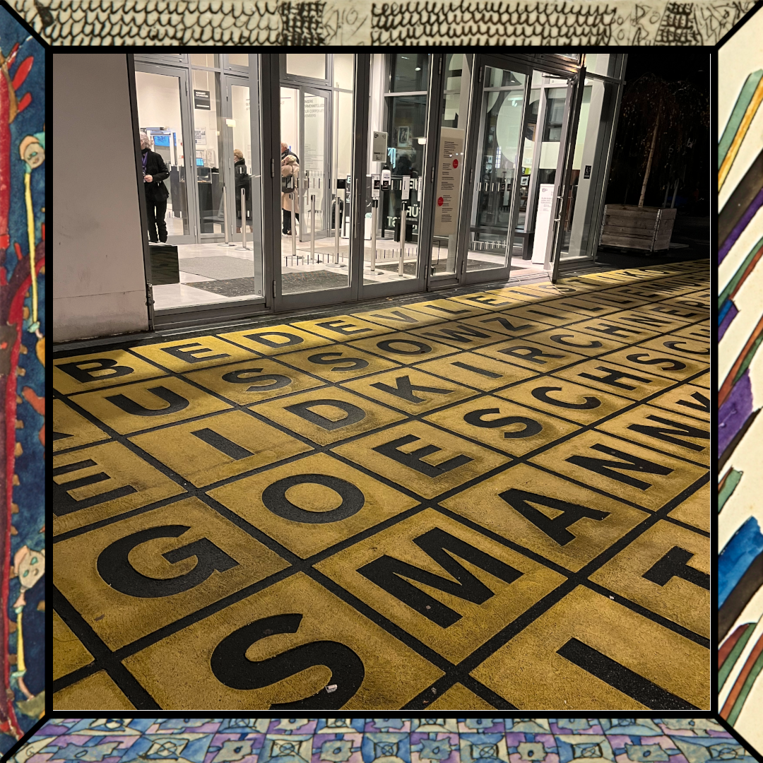 Der Asphaltboden vor dem Eingang der Berlinischen Galerie. In schwarzen Blockbuchstaben auf gelbem Hintergrund ist "Goesch" zu lesen thumbnail