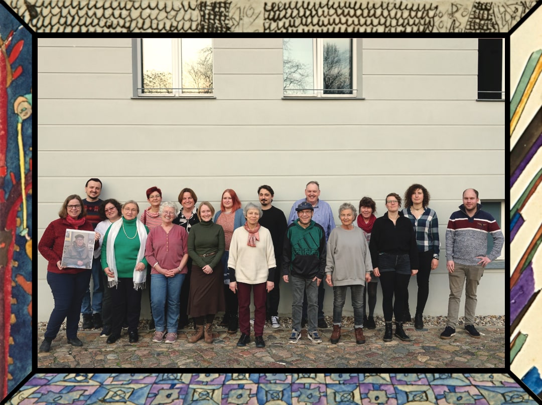 Das Ausstellungs-Team, bestehend aus ehrenamtlichen Ausstellungsmacher*innen, Gedenkstättenmitarbeiter*innen und Mitarbeiter*innen des Stadtmuseums