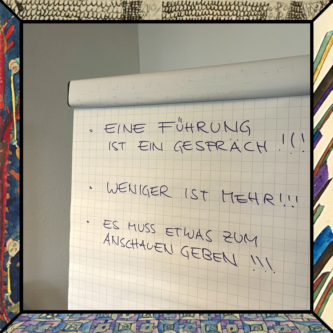 Ein Flipchart. Darauf handschriftlich die drei Sätze: 1. Eine Führung ist ein Gespräch! 2. Weniger ist mehr! 3. Es mus etwas zum anschauen geben! thumbnail